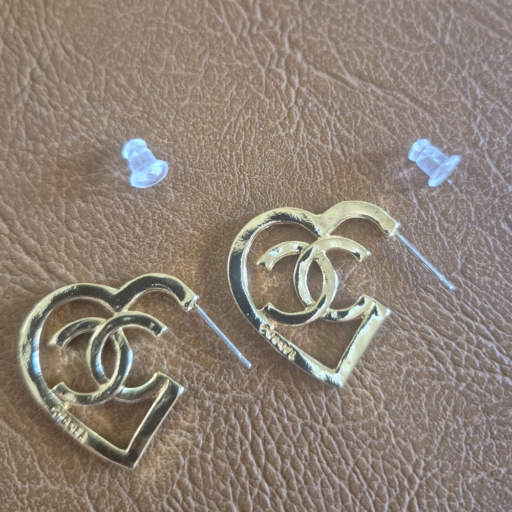Pretty Heart Post Earrings NeW